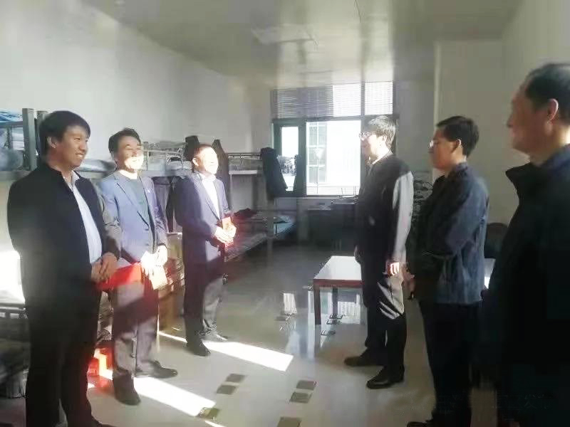 工業(yè)園區管委會(huì )、泓源公司慰問(wèn)園區機關(guān)保安門(mén)衛等一線(xiàn)人員(圖2)