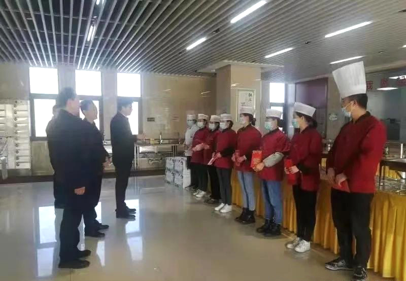 工業(yè)園區管委會(huì )、泓源公司慰問(wèn)園區機關(guān)保安門(mén)衛等一線(xiàn)人員(圖3)