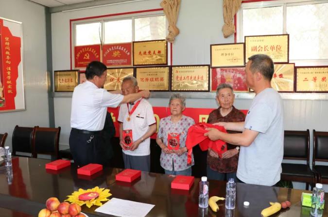 走訪(fǎng)慰問(wèn)老黨員 深入實(shí)際學(xué)黨史—— 市政府國資委慰問(wèn)泓源公司老黨員、困難黨員(圖2)